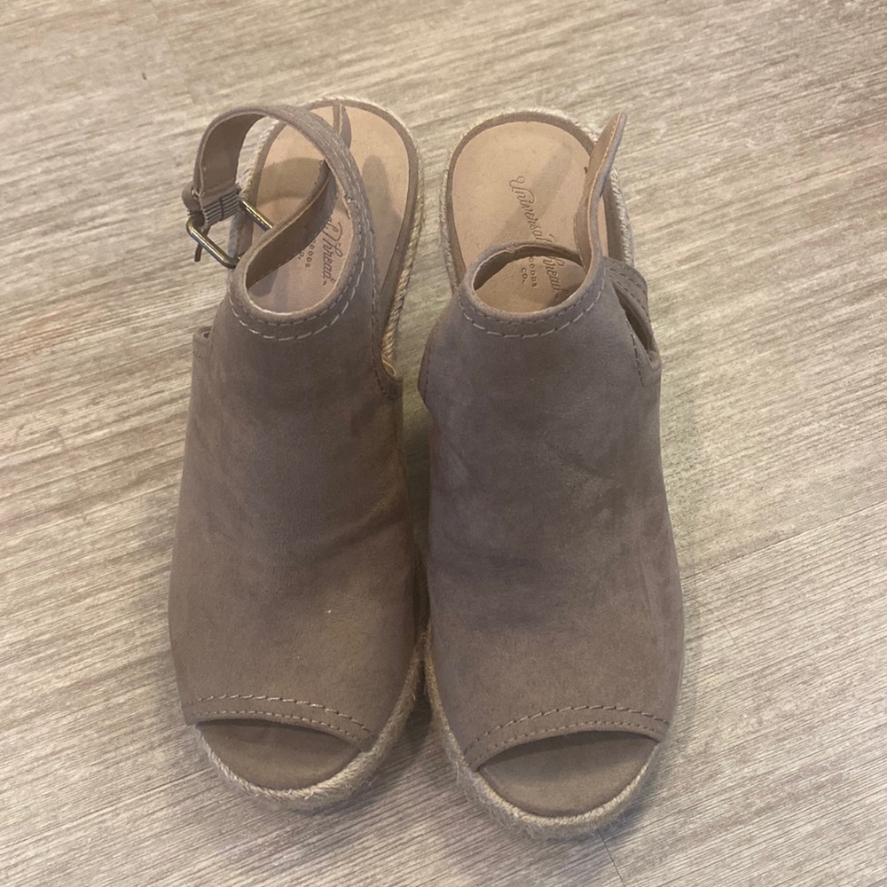 Universal threads suede wedges with open toe